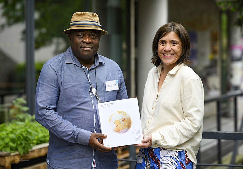 ©Dpa. Albert Gouaffo (Université de Dschang) et Bénédicte Savoy (TU Berlin)