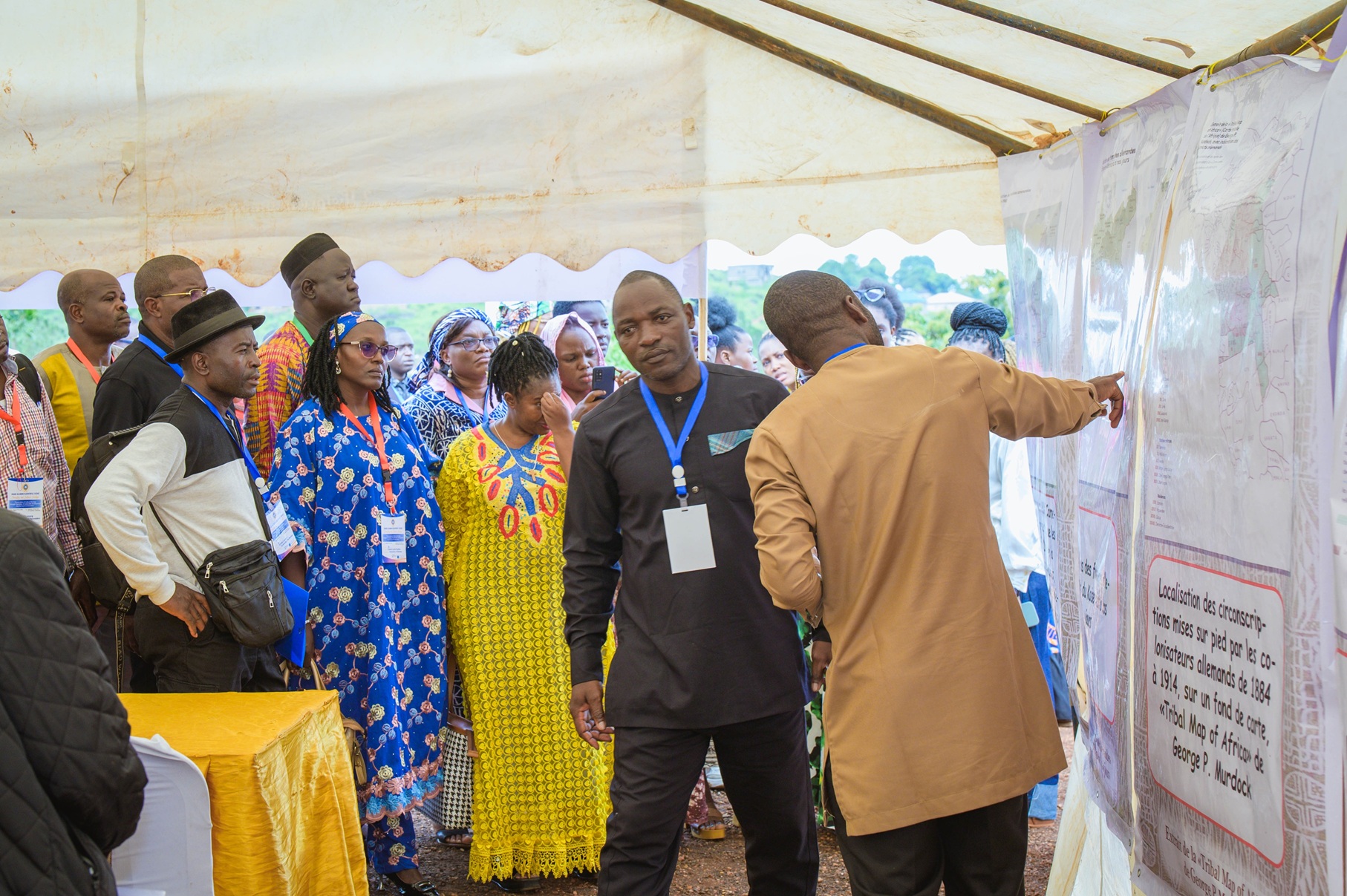 Visite guidée de l’exposition conduite par le Dr Tsangue Douanla Brice, Foumban, 19 août 2026. Photo de ©Sidoine MBOGNI.