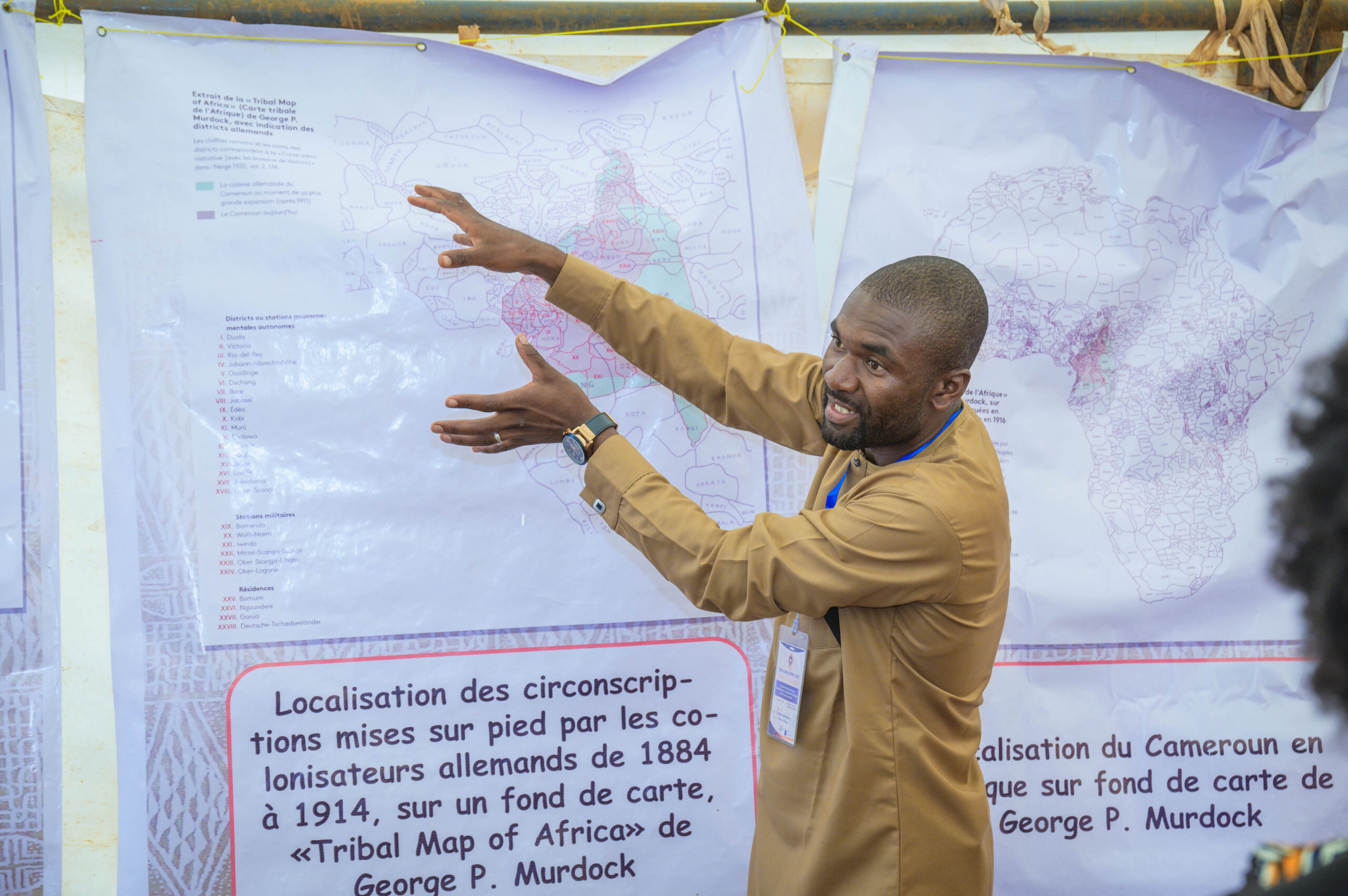 Visite guidée de l’exposition conduite par le Dr Tsangue Douanla Brice, Foumban, 19 août 2026. Photo de ©Sidoine MBOGNI.