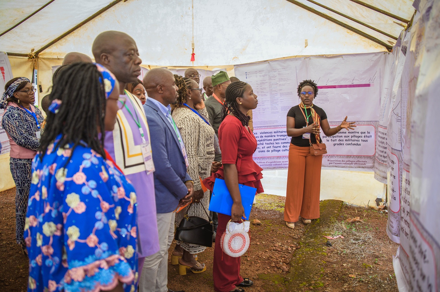 Visite guidée de l’exposition conduite par le Dr Matchinda Yrine Karitou Foumban, 19 août 2026. Photo de ©Sidoine MBOGNI.