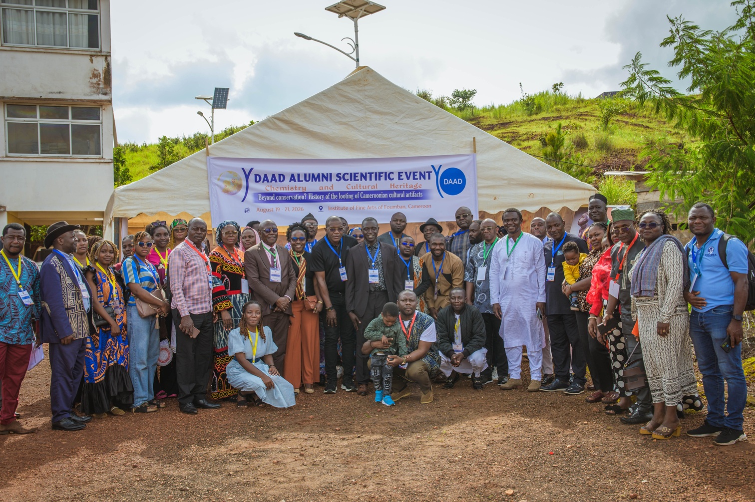 Photo de famille à l’entrée du stand d’exposition, Foumban, 19 août 2026. Photo de ©Sidoine MBOGNI.